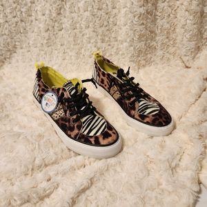 Size 8M Jellypop comfort fit shoes. Animal Multi Fabric